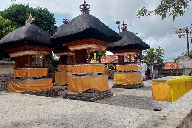 All Inclusive Kecak Dance and Uluwatu Temple Admission Ticket - Waiting for the dance in the heat