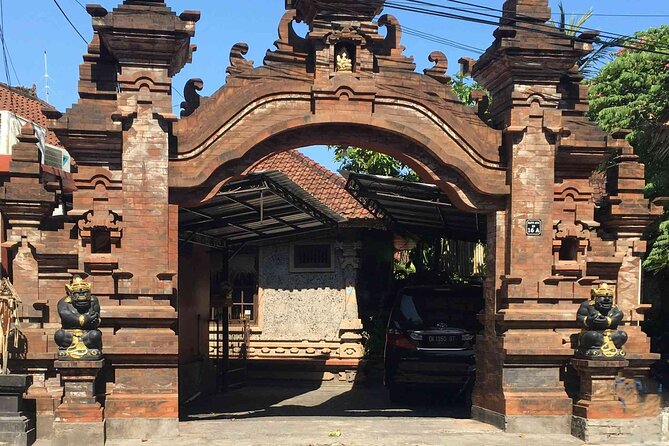 Backlanes and Hidden Sites: A Self-Guided Audio Tour in Seminyak - Reading Bali through doors and statues
