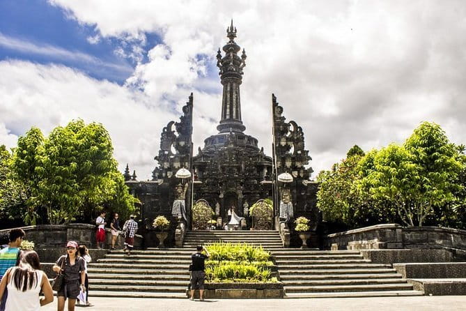 Bali Car-Charter: Half Day Denpasar City Tour - Badung Market and the Working City