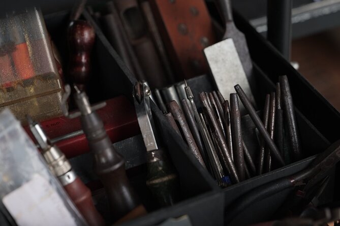 Bali Leather Craft Workshop - 6 hours ( canggu / seminyak) - Adding color with dyes and finishes