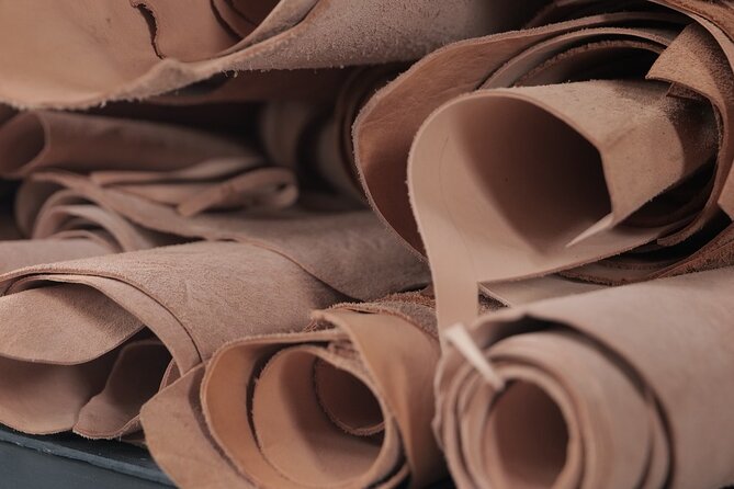 Bali Leather Craft Workshop - 6 hours ( canggu / seminyak) - Preparing and stitching the leather by hand