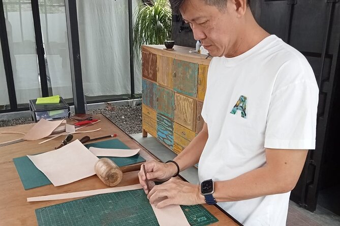 Bali Leather Craft Workshop - 6 hours ( canggu / seminyak) - The instructors and the private format