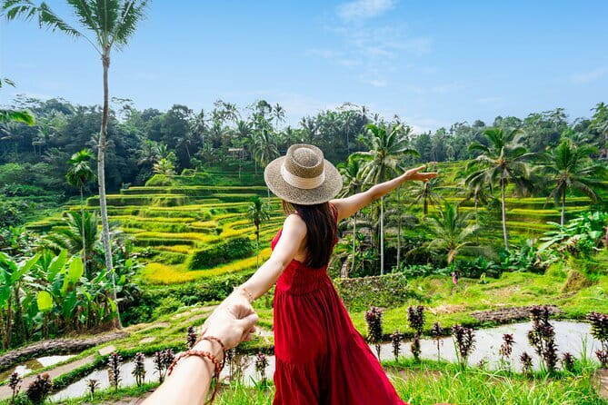 Banyumala Waterfall, Jatiluwih, Ulun Danu and Tanah Lot tours - Ulun Danu Bratan and the lake setting