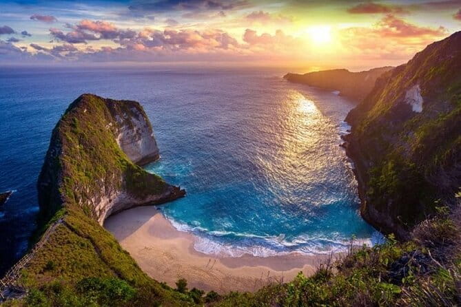 Full Day Private Tour to Ubud Waterfall and Uluwatu Sunset - Lunch in Ubud keeps the middle of the day simple