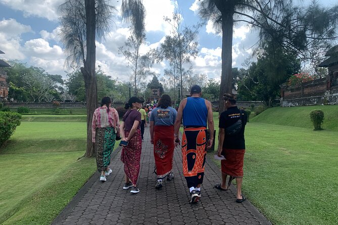 Full Day Tour Bedugul Sightseeing and Tanah Lot Temple - Handara Gate and the limits of the photo stop