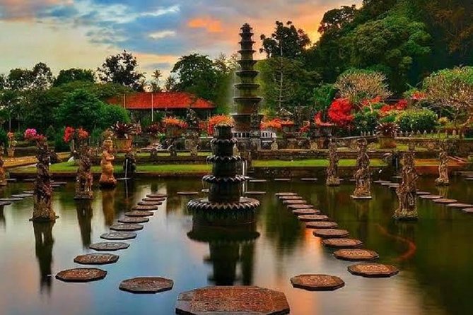 Heaven Gate (Lempuyang) - Tirta Gangga - FREE WIFI - Guide Putu and the human side of the tour