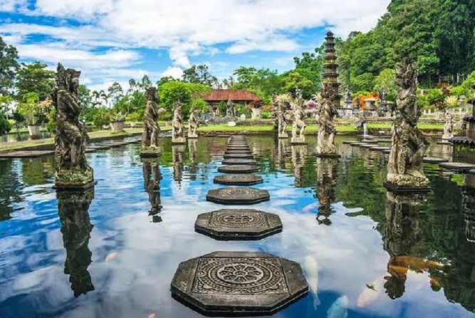 Heaven Gate (Lempuyang) - Tirta Gangga - FREE WIFI - Tirta Gangga’s royal pools and statues