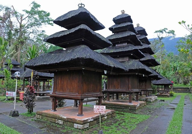 Jatiluwih VW Safari Bali Tour - Volkswagen Classic Car Trip - Ulun Danu Beratan beside the mountain lake