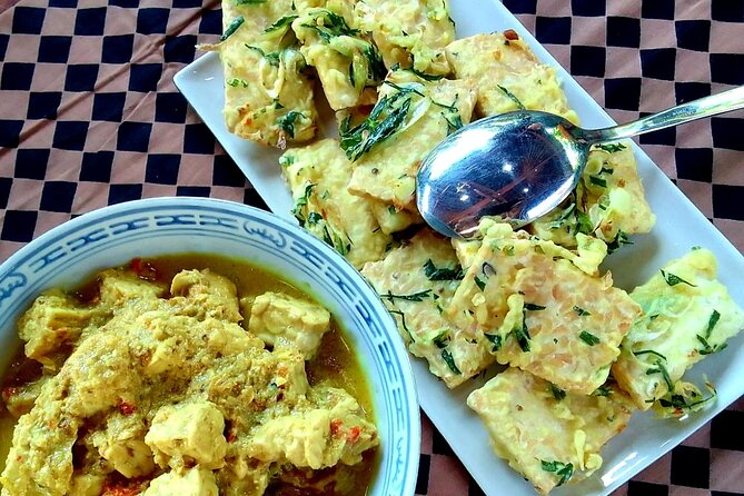 Traditional Tempeh Making & Cooking Balinese Cuisine - Sharing lunch in a local garden