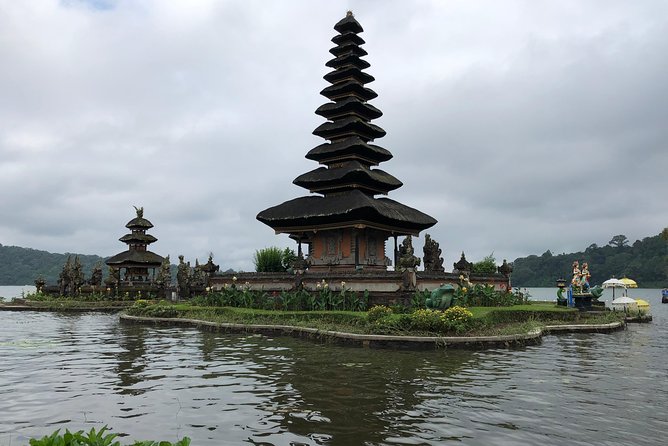 Ulun Danu Bratan Temple with Tanah Lot Sunset - Three temples, three very different Balinese settings